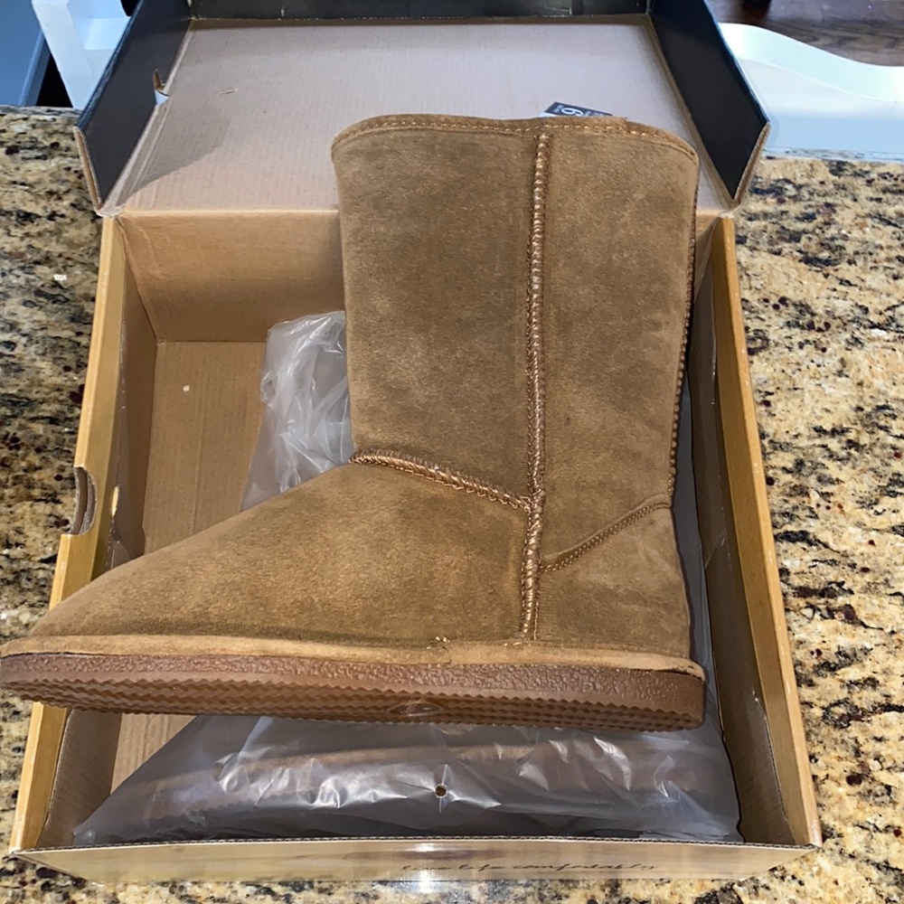 Chestnut bear paw winter boots.